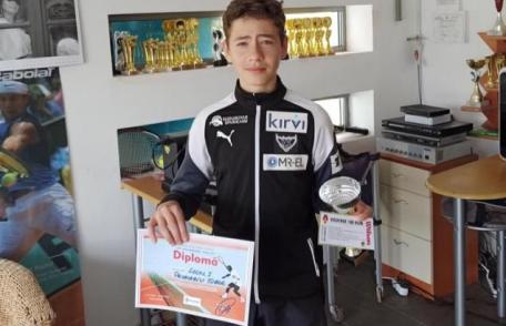 Trofeu câștigat de un tânăr din Dorohoi la un turneu de tenis la Piatra Neamț - FOTO