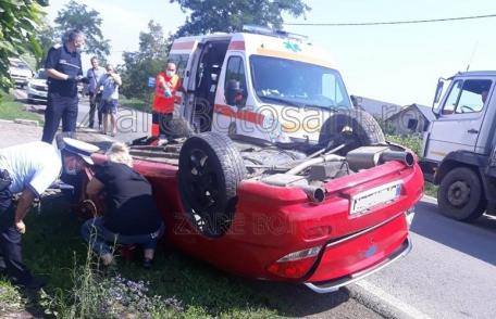 Accident! Mașină răsturnată pe cupolă la ieșirea din Dorohoi! O persoană a fost rănită - FOTO