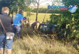 Dorohoieni răniți într-un accident! O mașină scăpată de sub control s-a oprit în copacii de pe marginea drumului - FOTO