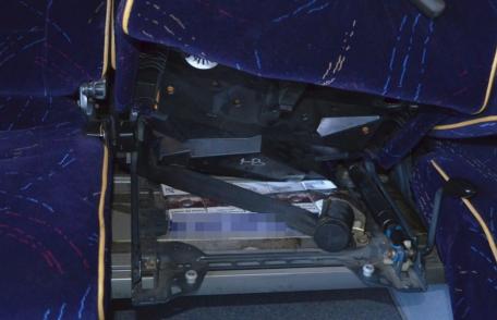 Peste 500 de pachete de țigări ascunse în scaunele pentru pasageri, descoperite în Vama Stânca - FOTO
