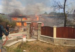 INCENDIU devastator în județul Botoșani: Trei locuințe în flăcări, intervin mai multe echipaje – FOTO