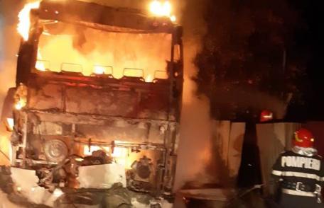 Autobuz distrus de flăcări! Pompierii au intervenit pentru stingere - FOTO