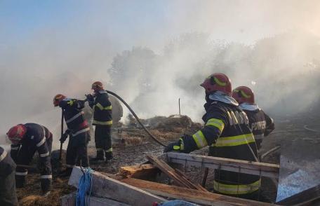Pompierii din Dorohoi se luptă de peste două ore pentru a lichida un incendiu dintr-o gospodărie din satul Pădureni - FOTO