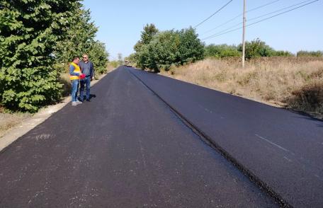 Ne ținem de cuvânt! Lucrări de asfaltare în plină desfășurare pe tronsonul de drum județean Baisa – Corni - FOTO