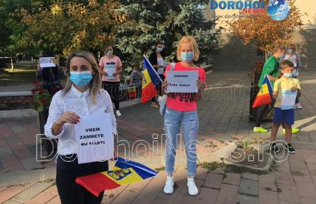 Protest la Dorohoi împotriva purtării măștii în școli: „Vrem zâmbete, nu măști” – FOTO