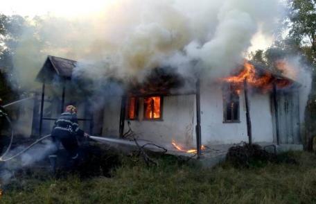 Casă distrusă de flăcări la Broscăuți. Incendiul a fost provocat de proprietară – FOTO