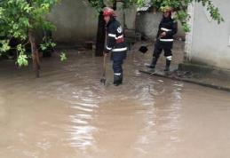 Pompierii au intervenit în urma inundațiilor din județ din noaptea trecută. S-au înregistrat 15 apeluri de urgență