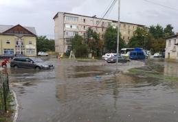 O ploaie de 40 de minute a paralizat Botoșaniul. Zeci de mașini au rămas blocate după ce mai multe străzi au fost inundate – FOTO