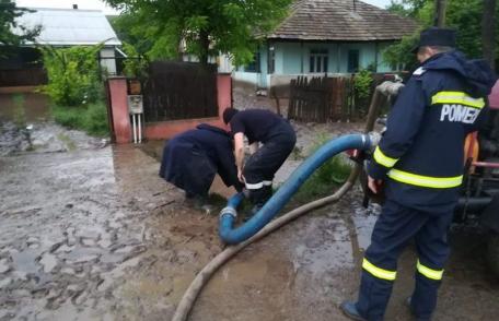 Pompierii din Botoșani în ALERTĂ în urma ploilor abundente din această după-amiază