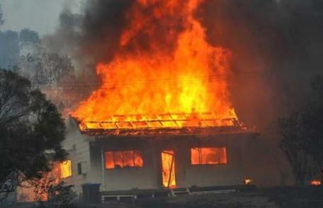 TRAGIC: Bătrână arsă de vie într-un incendiu care i-a mistuit toată locuinţa