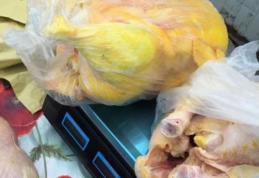 Cum s-au păcălit zeci de români, cumpărând pui vopsiți care erau vânduți ca păsări crescute la curte