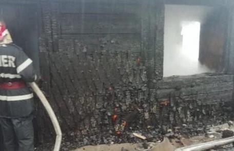 Bucătărie de vară și depozit de furaje distruse într-un incendiu