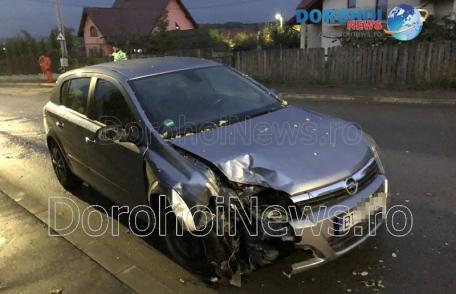 Pericol pe o stradă din Dorohoi! O mașină s-a izbit într-un stâlp - FOTO