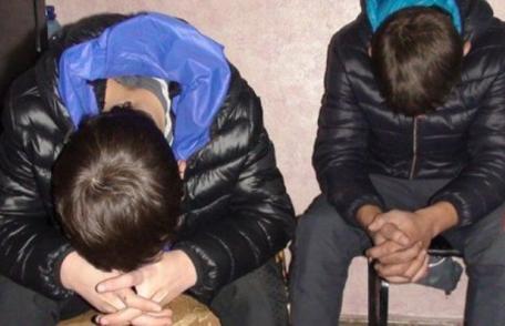 Doi tineri din Dorohoi cercetați pentru furt de trotinete și cărucioare pentru copii