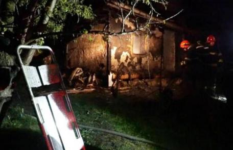Doi fraţi din Botoşani au rămas orfani şi fără casă, după un incendiu devastator