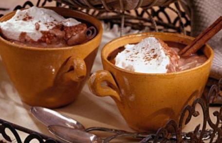 Cum se bea o ciocolată caldă! Culoarea și gustul sunt strâns legate în creierul nostru