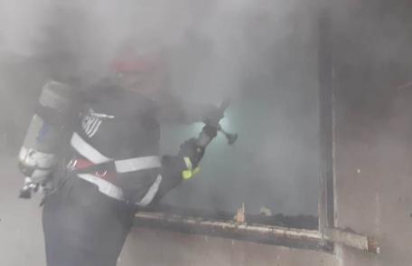 Femeie intoxicată cu fum în urma unui incendiu care i-a distrus locuința