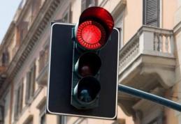 A ignorat culoarea roșie a semaforului, dar și semnele polițiștilor care îi cereau să oprească