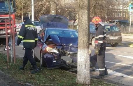 Accident rutier produs de o șoferiță care a intrat cu mașina într-un copac