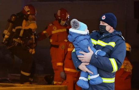 Gest emoționant pentru un pompier din Botoșani! „Vă mulțumim că ne ținem băiețelul sănătos în brațe”