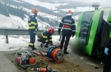 Plan roşu de intervenţie în Suceava. Un microbuz cu opt pasageri s-a răsturnat în Suceava. Două persoane au murit