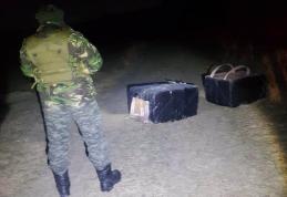 Mii de pachete cu țigări de contrabandă descoperite de polițiștii de frontieră din Dorohoi - FOTO