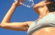 Ce păţeşti dacă nu bei 2 litri de apă pe zi - Mituri false despre obiceiurile care ne îmbolnăvesc