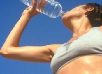 Ce păţeşti dacă nu bei 2 litri de apă pe zi - Mituri false despre obiceiurile care ne îmbolnăvesc