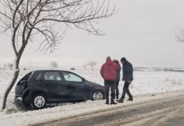 Iarna s-a întors în județul Botoșani: Mașină ajunsă în șanț pe drumul Dorohoi – Botoșani - FOTO