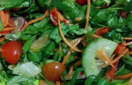 Salată cu rucola, castraveți și morcov