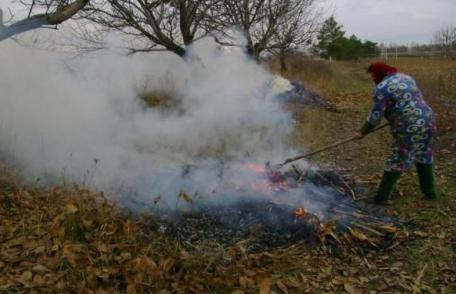 Autoritățile atenționează: Arderea resturilor vegetale se pedepsește cu amendă de până la șase mii de lei
