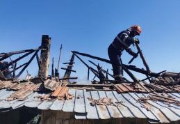 Casă distrusă de foc din cauza unui coș și a unor lucruri vechi aruncate prin pod - FOTO