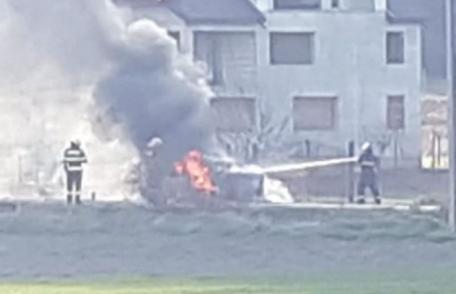 Autoturism distrus de flăcări pe un drum din Botoșani