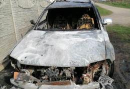 Mașina unui botoșănean a fost mistuită de flăcări