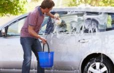 Ce riscă românii care îşi spală maşinile în faţa blocului. Amenzile pot ajunge şi la 1.000 de lei