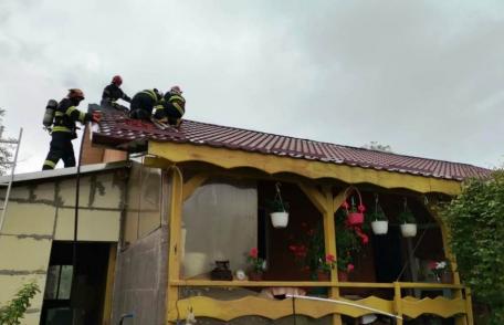 Acoperişul unei case din Botoșani în flăcări. Pompierii intervin în aceste momente