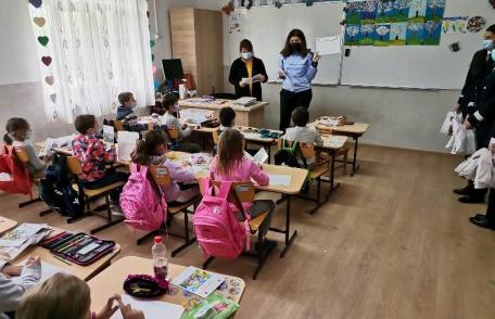 Acțiune de informare și cadouri pentru copiii din Rădăuți Prut - FOTO