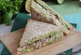 Sandwich cu ton și avocado