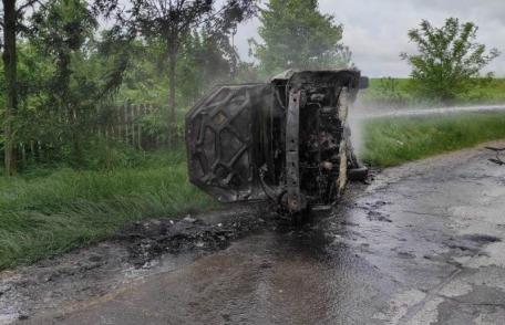 Autoturism distrus de flăcări, la Durnești - FOTO