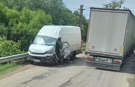 Accident pe drumul județean Mihăileni - Dersca. O autoutilitară a fost izbită de un camion - FOTO