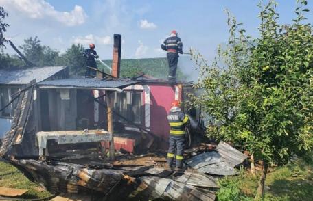 Familie cu cinci copii minori rămasă fără locuință în urma unui incendiu - FOTO