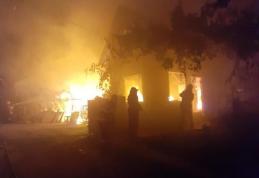 Pompierii dorohoieni solicitați pentru stingerea unui incendiu în Vorniceni - FOTO