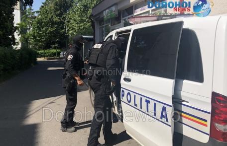 Percheziții la Dorohoi și Broscăuți! Un bărbat bănuit de furt calificat a fost reținut și dus la audieri - FOTO