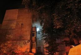 Mai multe persoane au fost evacuate după ce un apartament din Botoșani a luat foc - FOTO