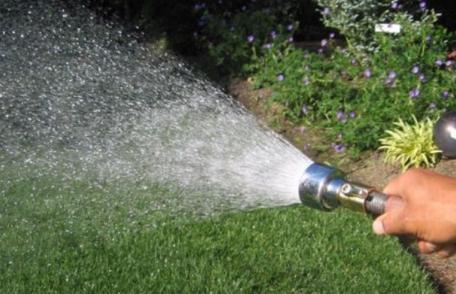 Apel Nova ApaServ: NU folosiți apa de la robinet pentru udarea culturilor agricole, a gazonului sau umplerea bazinelor!