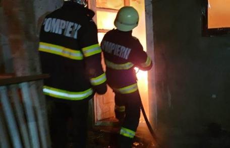 Femeie salvată de pompierii dorohoieni din incendiul care i-a cuprins casa
