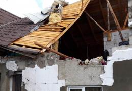 Două case au rămas fătă acoperiș după furtuna de luni după amiază - FOTO