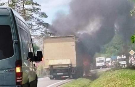 Un camion ce transporta marfă de la Dorohoi la Botoșani, a luat foc la ieșirea din Brăești – FOTO