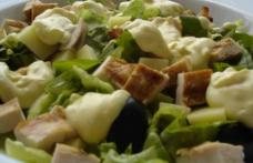 Salată verde cu pui și sos de iaurt 