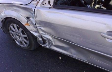 O tânără de 21 de ani, în stare de ebrietate a avariat o mașină parcată